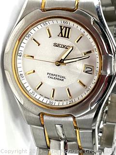 Seiko 10 Bar Wrist Watch with 18K Yellow Gold Cover on Bezel. 