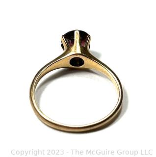 14k Yellow Gold Six Prong Garnet Solitaire Ring. 2g total weight