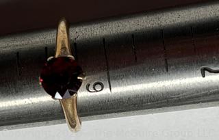 14k Yellow Gold Six Prong Garnet Solitaire Ring. 2g total weight