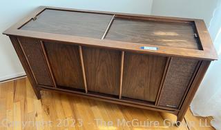 Mid Century Modern Magnavox Astro-Sonic Floor Console Radio Phonograph 19"d x 51"l x 27"t.