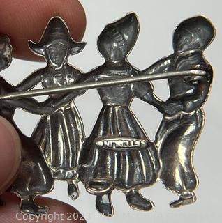 Lang Sterling Dutch Children Playing Vintage Brooch. 5 grams