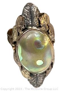 10k Gold and Mother of Pearl Ring with Leaf Detail. Total Weight 3g 