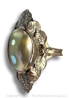 10k Gold and Mother of Pearl Ring with Leaf Detail. Total Weight 3g 