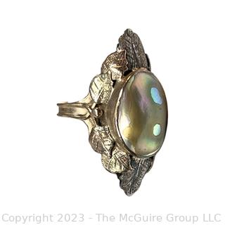 10k Gold and Mother of Pearl Ring with Leaf Detail. Total Weight 3g 