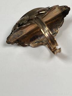 10k Gold and Mother of Pearl Ring with Leaf Detail. Total Weight 3g 