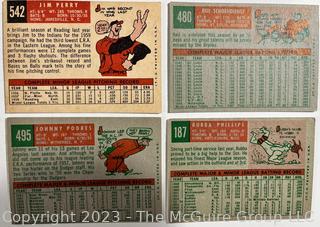 Sports Cards: Baseball: 25 Topps Cards Circa Early 1960's