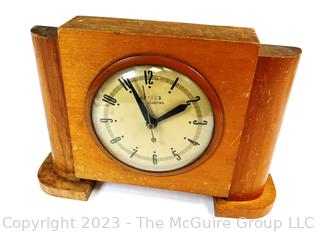 United Clock Corp  Electric Mantle Clock in Wood Case