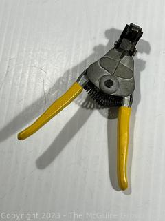 1950's Lineman's Wire Stripper Pliers Wire Stripping Pliers 10-20 Gauge Yellow Tool.