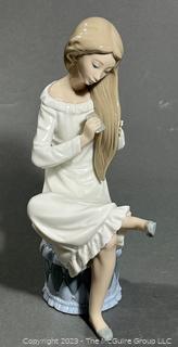 Lladro Nao 0282 - Girl combing hair 10" tall- 6281 L/N