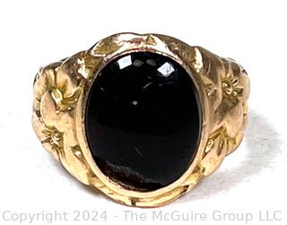 14k Yellow Gold Black Stone Ring with Leaf Design. Chip in stone. 4 grams