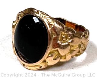 14k Yellow Gold Black Stone Ring with Leaf Design. Chip in stone. 4 grams