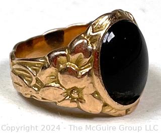 14k Yellow Gold Black Stone Ring with Leaf Design. Chip in stone. 4 grams