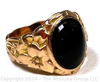 14k Yellow Gold Black Stone Ring with Leaf Design. Chip in stone. 4 grams