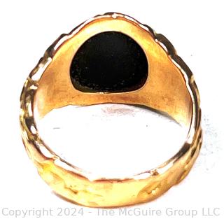 14k Yellow Gold Black Stone Ring with Leaf Design. Chip in stone. 4 grams