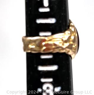 14k Yellow Gold Black Stone Ring with Leaf Design. Chip in stone. 4 grams