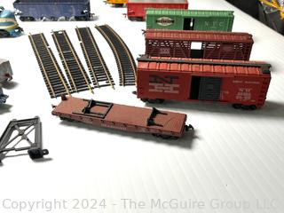 H-O Train Engines, Boxcars, Track and Accessories (Note: Additional RR items in Lot 0019RS)