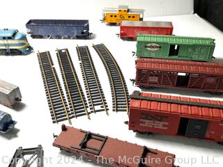 H-O Train Engines, Boxcars, Track and Accessories (Note: Additional RR items in Lot 0019RS)