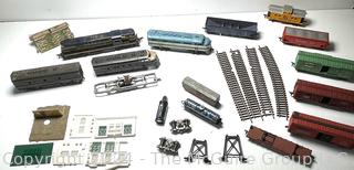 H-O Train Engines, Boxcars, Track and Accessories (Note: Additional RR items in Lot 0019RS)