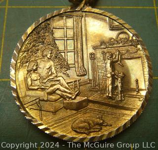 Hamilton Mint 1 OZ .999 Fine Silver Round w/24kt Gold Platiing w/ Chain 1974 Christmas Theme ??