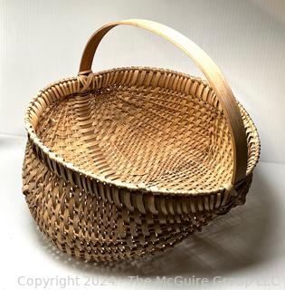 Large Hand Woven White Oak Fruit Vegetable Gathering Basket Made by the Canadian Mic Mac Tribe with Carved Handle. 18" diameter