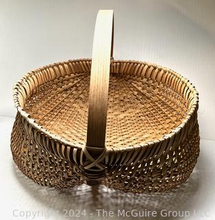 Large Hand Woven White Oak Fruit Vegetable Gathering Basket Made by the Canadian Mic Mac Tribe with Carved Handle. 18" diameter