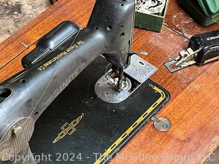 Singer Electric Black Sewing Machine in Cabinet 