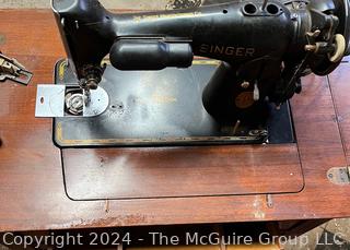 Singer Electric Black Sewing Machine in Cabinet 