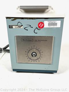 Beckman Spinco 152 Microfuge Centrifuge (tested and spins) missing knob