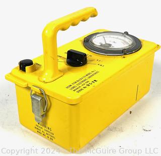 Lionel CDV-715 1A Geiger Counter Radiation Meter. Powers up 