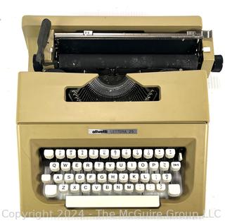 Olivetti Lettera 25 Manual Typewriter with Vinyl Case 