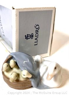 Lladro Mother Duck With Ducklings Figurine #4895 with Box