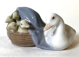 Lladro Mother Duck With Ducklings Figurine #4895 with Box