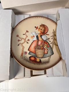 M.J. Hummel Goebel Friends Forever Plate First Edition Die Gratulantin in Original Box