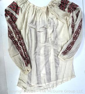 Vintage Romanian Embroidered Folk Peasant Blouse. 