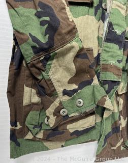 Militaria: US Army Uniform Camouflage Shirt with NATO Army Button  General's Star and 1st Infantry Insignia. 