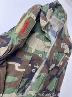 Militaria: US Army Uniform Camouflage Shirt with NATO Army Button  General's Star and 1st Infantry Insignia. 