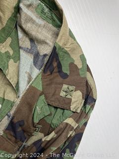 Militaria: US Army Uniform Camouflage Shirt with NATO Army Button  General's Star and 1st Infantry Insignia. 