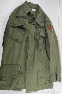 Militaria: US Army Uniform Fatigue Shirt with Field Jacket, 1st Infantry Division "Big Red One" Patch, CIB and Airborne Tags