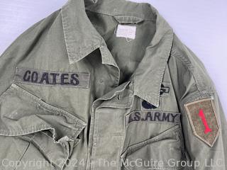 Militaria: US Army Uniform Fatigue Shirt with Field Jacket, 1st Infantry Division "Big Red One" Patch, CIB and Airborne Tags