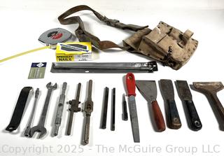 ??????????????? Selection of hand tools and leather shoulder carrier