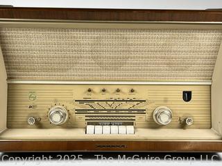 ??????????????? 1958/1959 Philips B7X82A Bi-Ampli Miniwatt Tube Radio. Made in Netherlands. Measures 26 x 9.5 x 16" (untested)