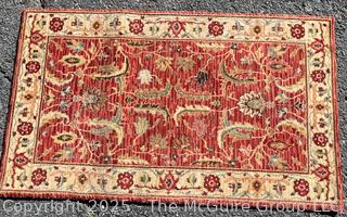 Red Floral on Beige Ground Machine-Made Accent Rug. 30" x 50"