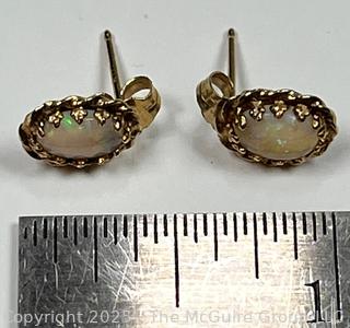 14KT Yellow Gold Opal Stud Earrings.  1.3 grams 