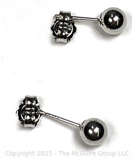 14KT White Gold Bead Earrings. 0.4 grams.