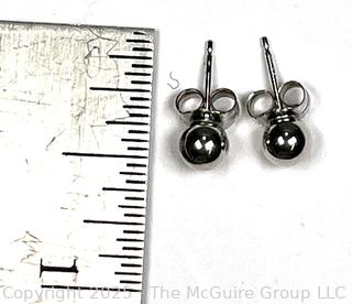 14KT White Gold Bead Earrings. 0.4 grams.