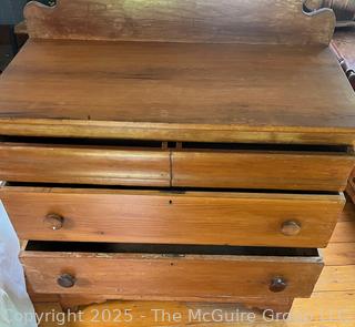 ???????? Five-drawer dresser with scroll cut back plate