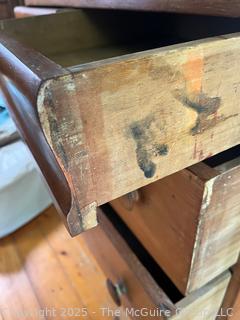 ???????? Five-drawer dresser with scroll cut back plate