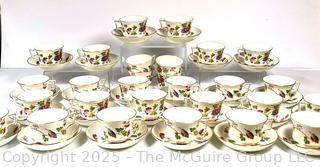 Set of Fine Porcelain Cups and Saucers in Wedgwood Cuckoo Pattern