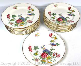 Set of Fine Porcelain Dinner Plates in Wedgwood Cuckoo Pattern