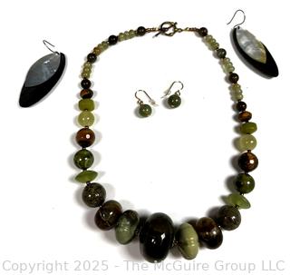 Graduated Green Agate Stone Bead Necklace with Matching Earrings